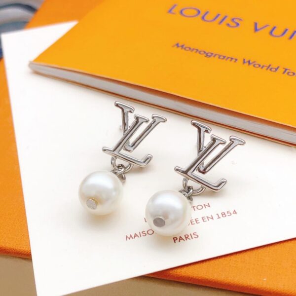 replica,repliche,fake,1:1,earrings,bracelet,ring,jewelry Gli ultimi orecchini di perle pendenti in argento di Louuis Vuitton (1A63)