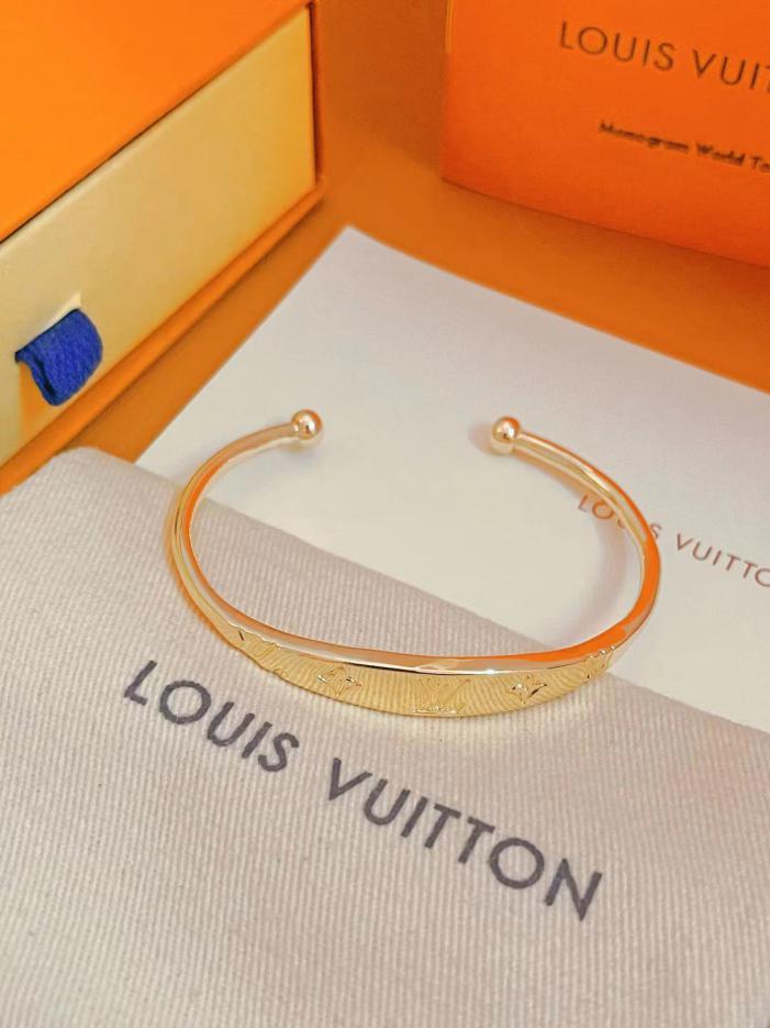replica,repliche,fake,1:1,earrings,bracelet,ring,jewelry Il nuovo braccialetto semiaperto di Louis Vuitton (E457) replica,repliche,fake,1:1,earrings,bracelet,ring,jewelry Il nuovo braccialetto semiaperto di Louis Vuitton (E457)