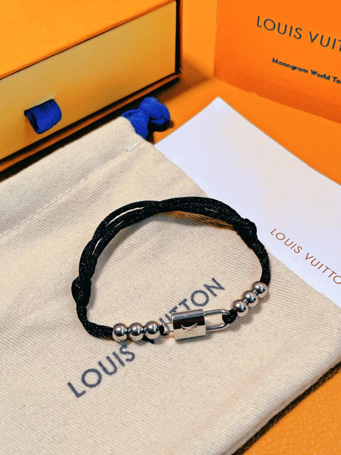 replica,repliche,fake,1:1,earrings,bracelet,ring,jewelry Bracciale Louis Vuitton in argento con lucchetto di beneficenza Lockit (A97D) replica,repliche,fake,1:1,earrings,bracelet,ring,jewelry Bracciale Louis Vuitton in argento con lucchetto di beneficenza Lockit (A97D)