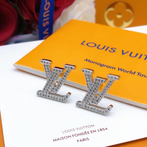 replica,repliche,fake,1:1,earrings,bracelet,ring,jewelry Orecchini a bottone con ultima lettera di Louuis Vuitton con diamanti (A6A1)