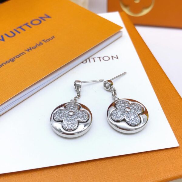 replica,repliche,fake,1:1,earrings,bracelet,ring,jewelry Gli ultimi orecchini a bottone in argento con nappa di Louuis Vuitton (79CE)