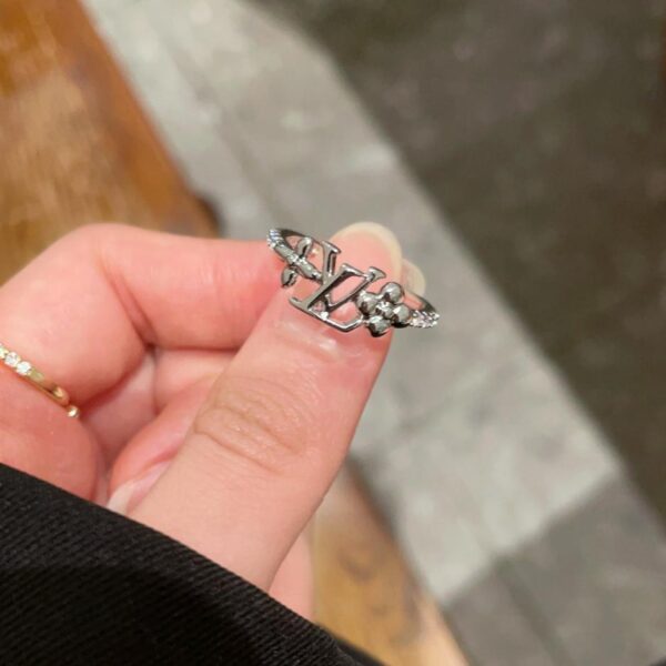 Anello con lettera presbite Louuis Vuitton (76F8)