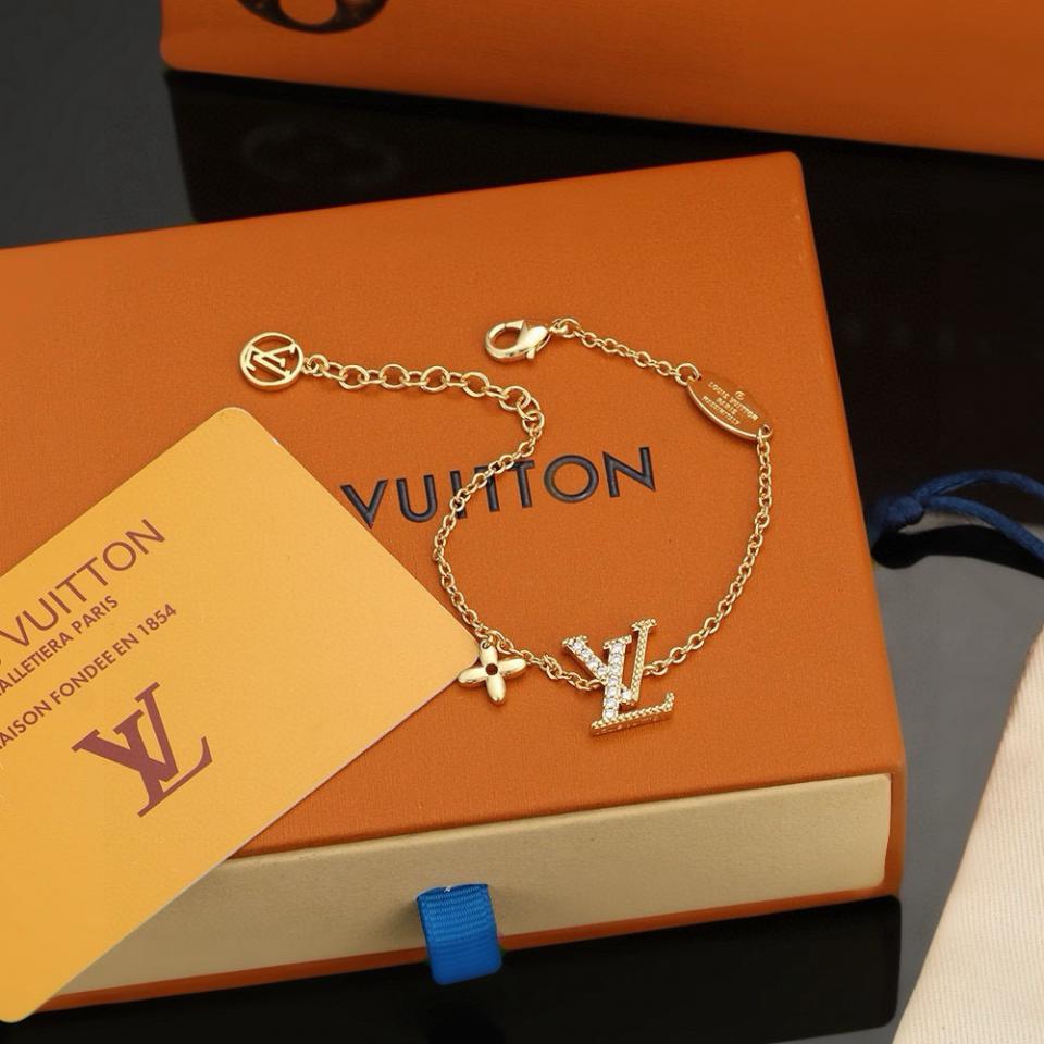 replica,repliche,fake,1:1,earrings,bracelet,ring,jewelry Bracciale Louis Vuitton con lettere in oro (6D8C) replica,repliche,fake,1:1,earrings,bracelet,ring,jewelry Bracciale Louis Vuitton con lettere in oro (6D8C)