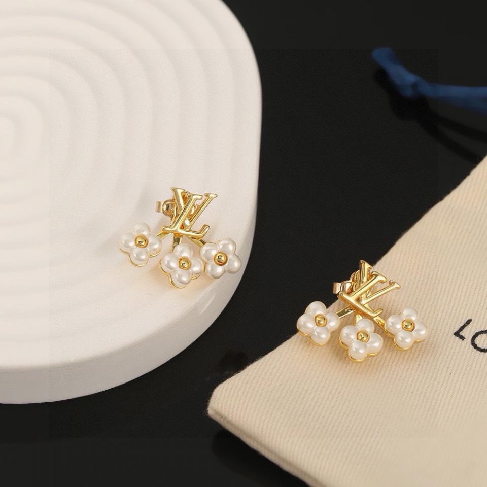 replica,repliche,fake,1:1,earrings,bracelet,ring,jewelry Orecchini Louis Vuitton orecchini con fiori e lettere (458B) replica,repliche,fake,1:1,earrings,bracelet,ring,jewelry Orecchini Louis Vuitton orecchini con fiori e lettere (458B)