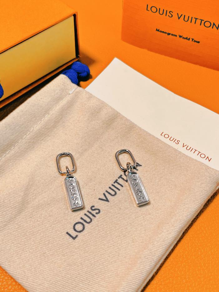 replica,repliche,fake,1:1,earrings,bracelet,ring,jewelry Orecchini LES GASTONS VUITTON TAG SINGLE HOOP in oro 18 carati (bianco) (D102) replica,repliche,fake,1:1,earrings,bracelet,ring,jewelry Orecchini LES GASTONS VUITTON TAG SINGLE HOOP in oro 18 carati (bianco) (D102)
