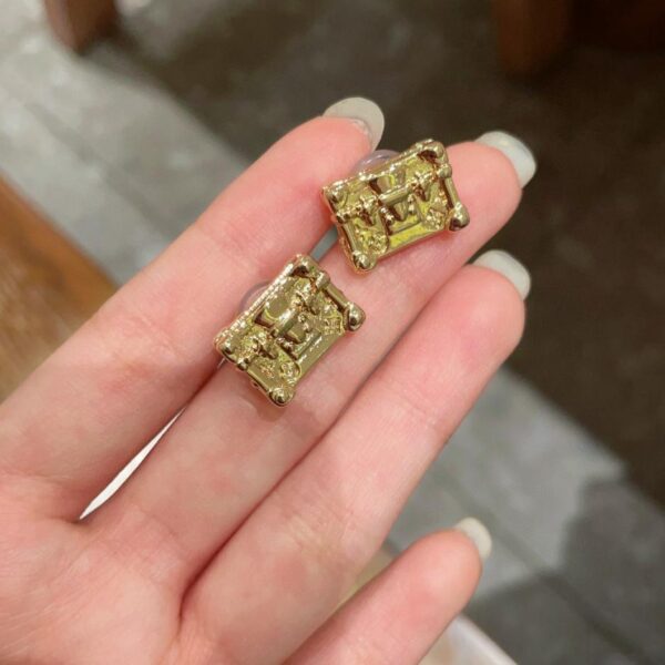 replica,repliche,fake,1:1,earrings,bracelet,ring,jewelry Orecchini a bottone con borsa da lettera Louuis Vuitton (901D)