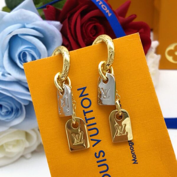 replica,repliche,fake,1:1,earrings,bracelet,ring,jewelry Louuis Vuitton ultimi orecchini con nappa con gancio per l’orecchio (D53F)
