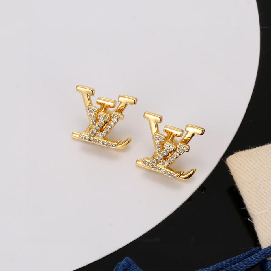 replica,repliche,fake,1:1,earrings,bracelet,ring,jewelry Orecchini a bottone con lettera in oro Louuis Vuitton (8E49) replica,repliche,fake,1:1,earrings,bracelet,ring,jewelry Orecchini a bottone con lettera in oro Louuis Vuitton (8E49)