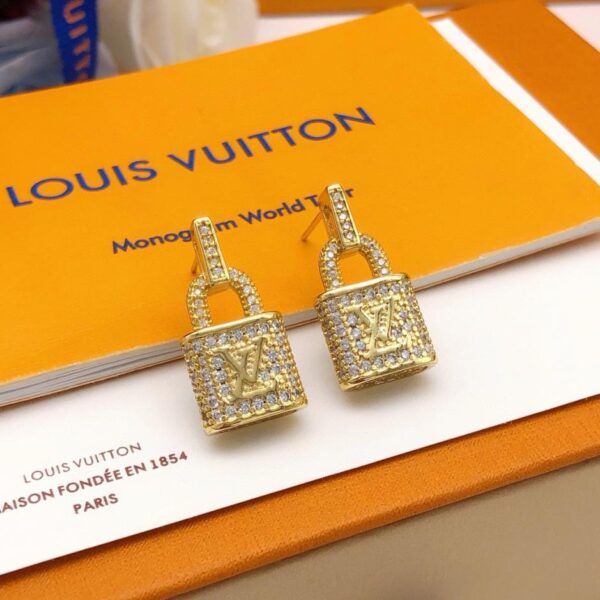 replica,repliche,fake,1:1,earrings,bracelet,ring,jewelry Gli ultimi orecchini a bottone con chiusura e diamanti di Louuis Vuitton (FB7B)