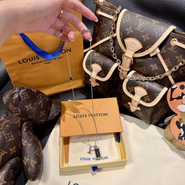 Louis Vuitton 𝐟𝐥𝐮𝐨 collana con pendente bottiglia (2C8A)