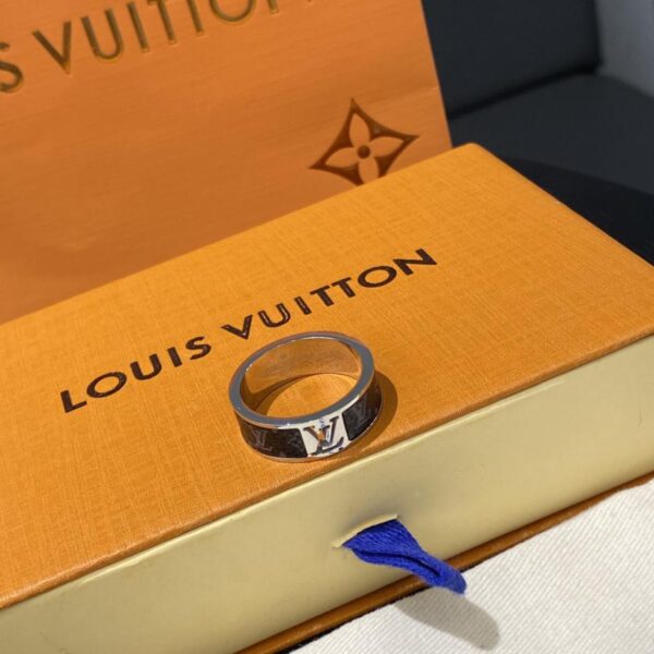 replica,repliche,fake,1:1,earrings,bracelet,ring,jewelry LOUIS VUITTON Anello decorativo in metallo con logo stampato per uomo e donna (F864)
