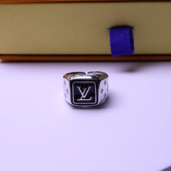 replica,repliche,fake,1:1,earrings,bracelet,ring,jewelry Anello con sigillo da banco Louuis Vuitton in argento e oro disponibile a magazzino (6683)