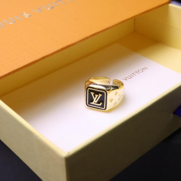 replica,repliche,fake,1:1,earrings,bracelet,ring,jewelry Anello con sigillo da banco Louuis Vuitton in argento e oro disponibile a magazzino (68E6)