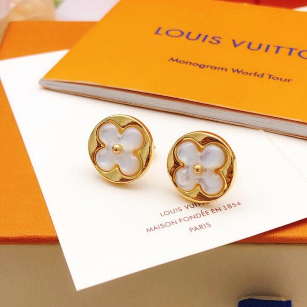 replica,repliche,fake,1:1,earrings,bracelet,ring,jewelry Gli ultimi orecchini a bottone in madreperla bianca di Louuis Vuitton (222D)