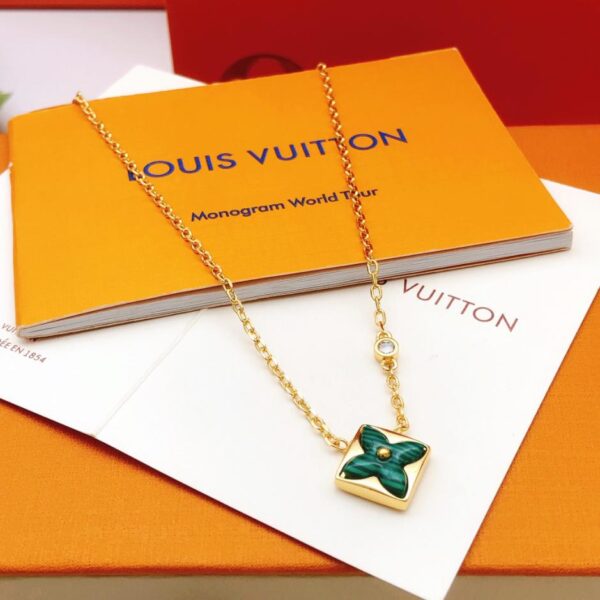 L'ultima collana di madreperla verde di Louuis Vuitton (A777)