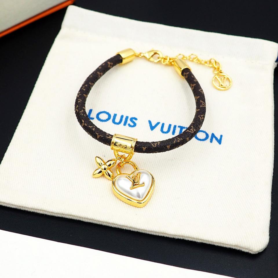 replica,repliche,fake,1:1,earrings,bracelet,ring,jewelry Bracciale Louis Vuitton con lucchetto a cuore (2D7B) replica,repliche,fake,1:1,earrings,bracelet,ring,jewelry Bracciale Louis Vuitton con lucchetto a cuore (2D7B)