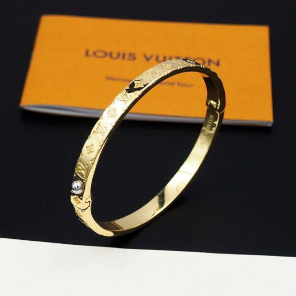 Il nuovo bracciale in ottone Nanogram di Louis Vuitton (01E5)