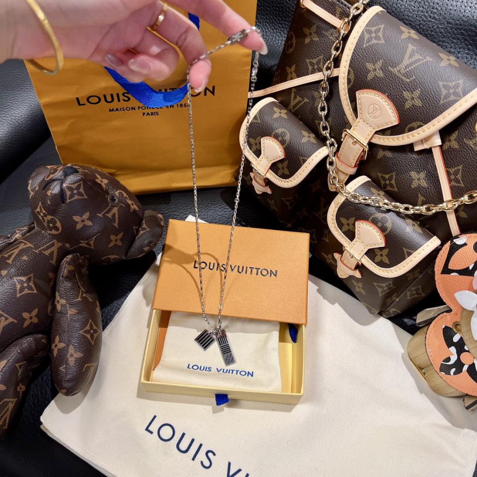 replica,repliche,fake,1:1,earrings,bracelet,ring,jewelry Collana Louis Vuitton con lettera in smalto nero (5756) replica,repliche,fake,1:1,earrings,bracelet,ring,jewelry Collana Louis Vuitton con lettera in smalto nero (5756)