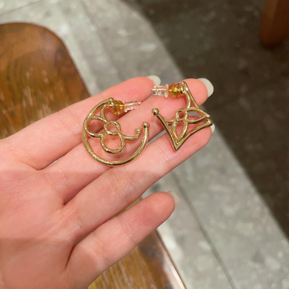 replica,repliche,fake,1:1,earrings,bracelet,ring,jewelry Orecchini Louis Vuitton stile quadrifoglio lettera AB (7E42) replica,repliche,fake,1:1,earrings,bracelet,ring,jewelry Orecchini Louis Vuitton stile quadrifoglio lettera AB (7E42)