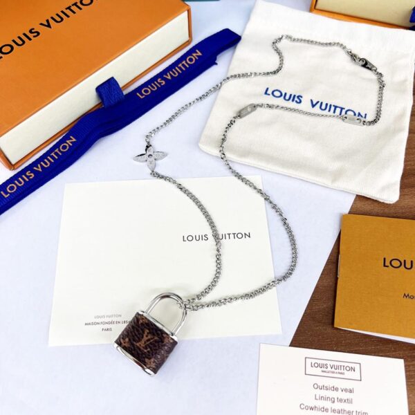 replica,repliche,fake,1:1,earrings,bracelet,ring,jewelry La nuova collana Monogram Lock di Louis Vuitton (926A)