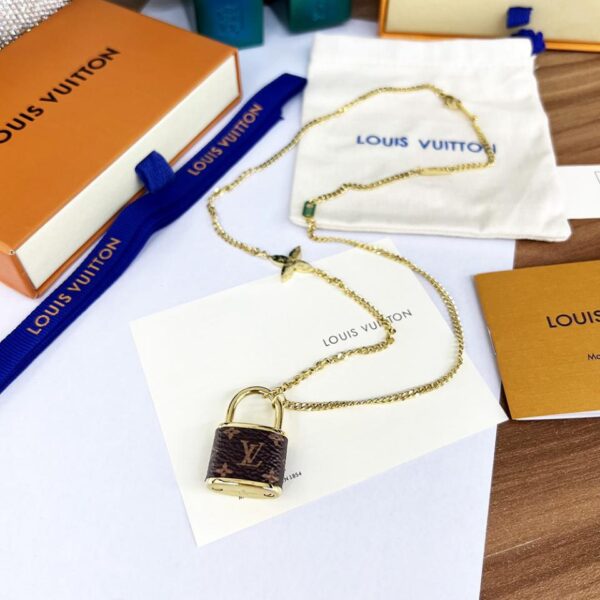 replica,repliche,fake,1:1,earrings,bracelet,ring,jewelry La nuova collana Monogram Lock di Louis Vuitton (CEA0)