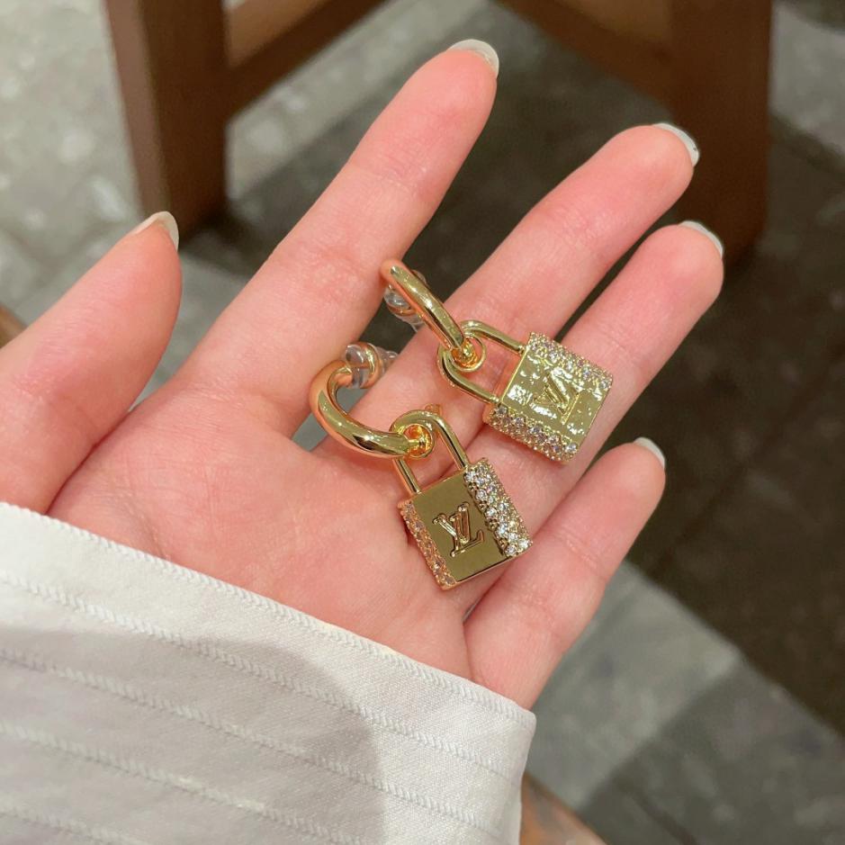 replica,repliche,fake,1:1,earrings,bracelet,ring,jewelry Orecchini a bottone Louis Vuitton (D82E) replica,repliche,fake,1:1,earrings,bracelet,ring,jewelry Orecchini a bottone Louis Vuitton (D82E)