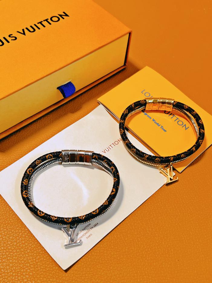 replica,repliche,fake,1:1,earrings,bracelet,ring,jewelry Bracciale Louis Vuitton con monogramma a spirale (697E) replica,repliche,fake,1:1,earrings,bracelet,ring,jewelry Bracciale Louis Vuitton con monogramma a spirale (697E)