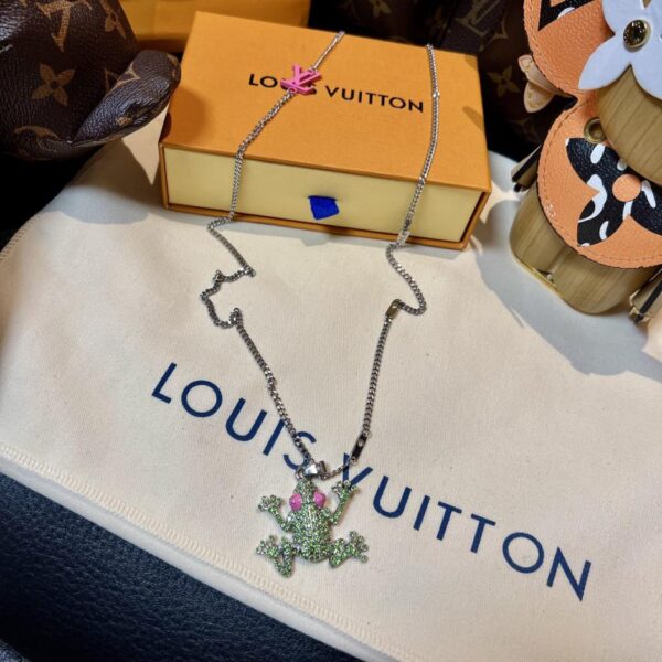 replica,repliche,fake,1:1,earrings,bracelet,ring,jewelry Ciondolo rana Louis Vuitton intarsiato con collana di cristalli artificiali (4455)