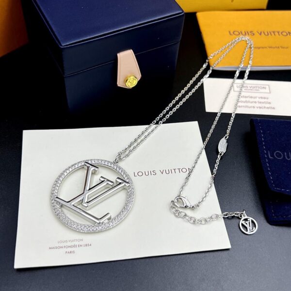 Collana a cerchio grande con lettera intarsiata di cristalli Louuis Vuitton (33BF)