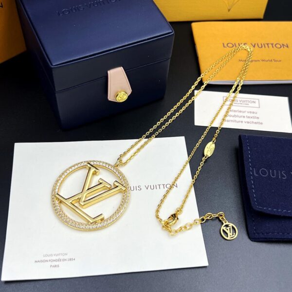 Collana a cerchio grande con lettera intarsiata di cristalli Louuis Vuitton (6F05)