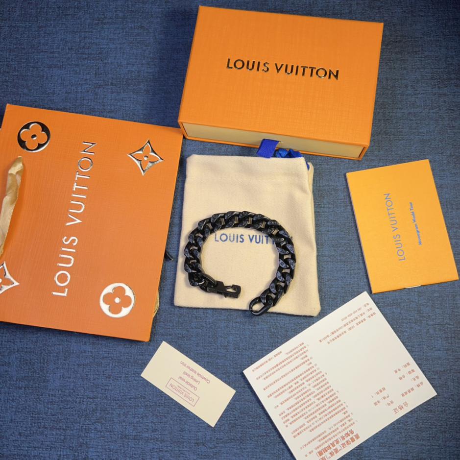 replica,repliche,fake,1:1,earrings,bracelet,ring,jewelry Bracciale Louis Vuitton con maglie a catena cubana (ADEA) replica,repliche,fake,1:1,earrings,bracelet,ring,jewelry Bracciale Louis Vuitton con maglie a catena cubana (ADEA)