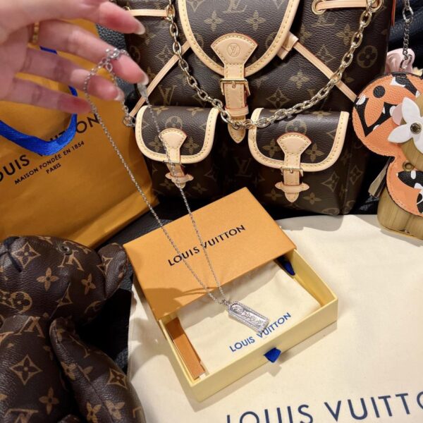 replica,repliche,fake,1:1,earrings,bracelet,ring,jewelry Collana Louis Vuitton con targhetta con diamanti sincronizzati (939A)