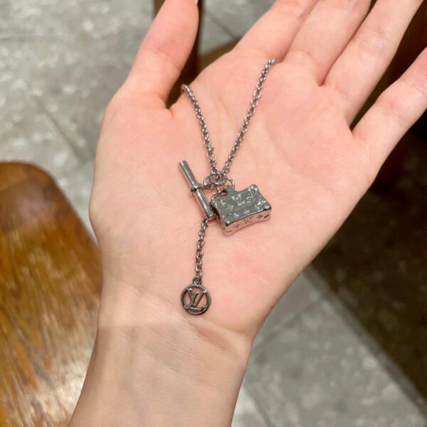 replica,repliche,fake,1:1,earrings,bracelet,ring,jewelry LOUISVUITTON ciondolo con motivo classico Collana con ciondolo con logo del marchio LV (C626)