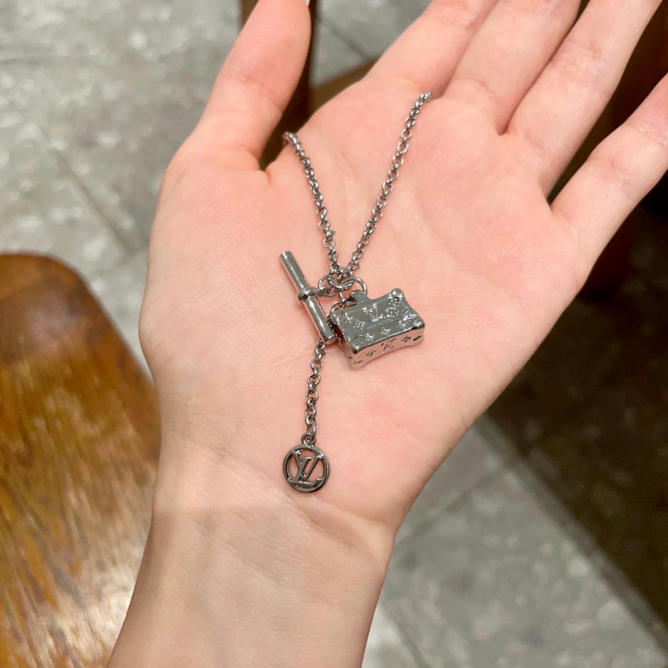 replica,repliche,fake,1:1,earrings,bracelet,ring,jewelry LOUISVUITTON ciondolo con motivo classico Collana con ciondolo con logo del marchio LV (C626) replica,repliche,fake,1:1,earrings,bracelet,ring,jewelry LOUISVUITTON ciondolo con motivo classico Collana con ciondolo con logo del marchio LV (C626)
