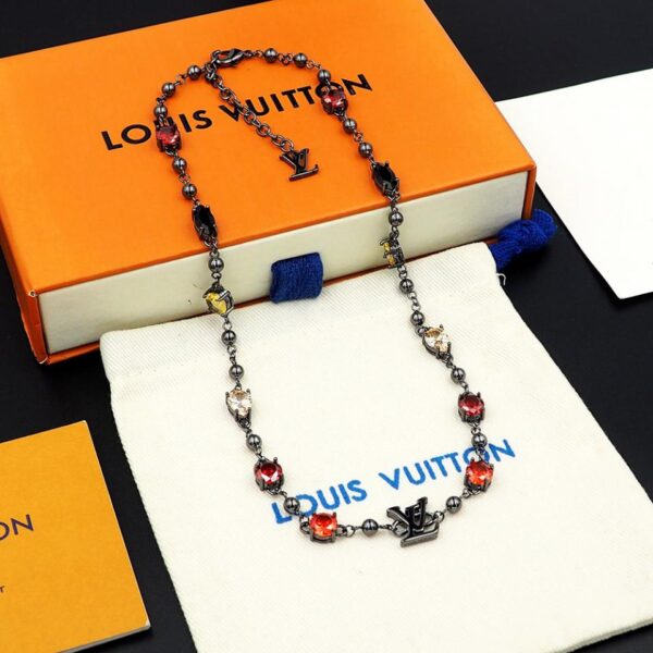 Collana Louis Vuitton con lettera e diamanti color pistola (091A)