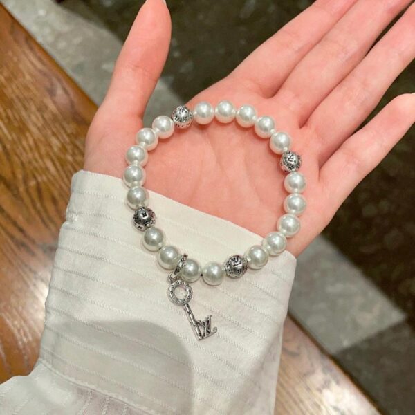 replica,repliche,fake,1:1,earrings,bracelet,ring,jewelry Bracciale Louis Vuitton con lettere di perle naturali (867E)