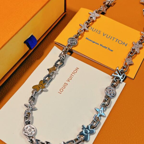 Collana scoscesa con monogramma Louuis Vuitton (1462)