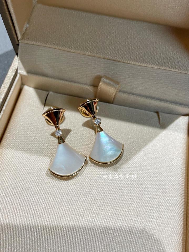 replica,repliche,fake,1:1,earrings,bracelet,ring,jewelry Orecchini da sogno Bvlgari Diva orecchini a ventaglio con conchiglia a farfalla bianca (0AC3) replica,repliche,fake,1:1,earrings,bracelet,ring,jewelry Orecchini da sogno Bvlgari Diva orecchini a ventaglio con conchiglia a farfalla bianca (0AC3)