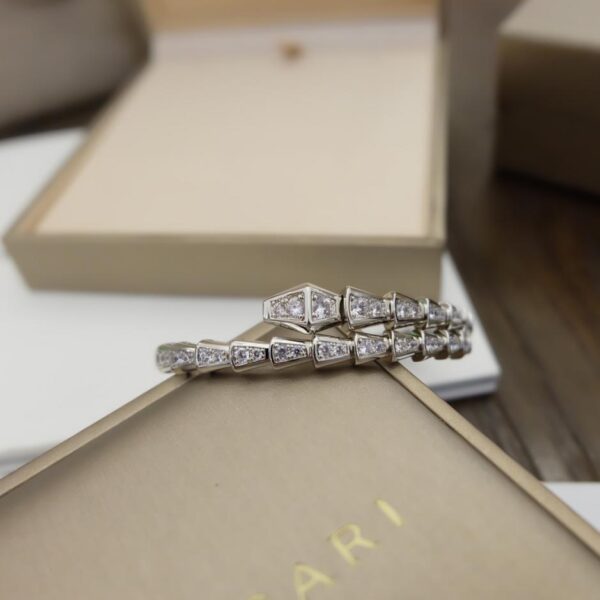 replica,repliche,fake,1:1,earrings,bracelet,ring,jewelry Il classico bracciale a forma di serpente di Bvlgari Baojia (8A91)