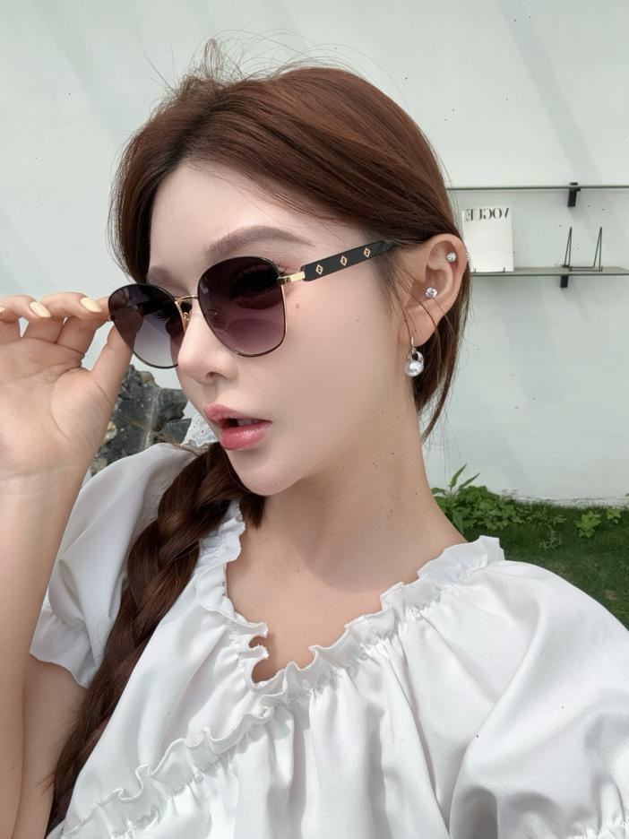 replica,repliche,fake,1:1,earrings,bracelet,ring,jewelry FENDI MODELLO FD8137 replica,repliche,fake,1:1,earrings,bracelet,ring,jewelry FENDI MODELLO FD8137