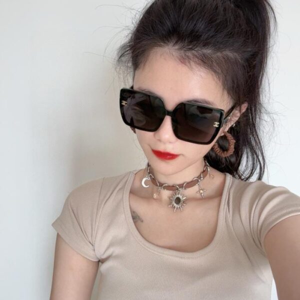 replica,repliche,fake,1:1,earrings,bracelet,ring,jewelry Occhiali da sole Chanel con montatura grande