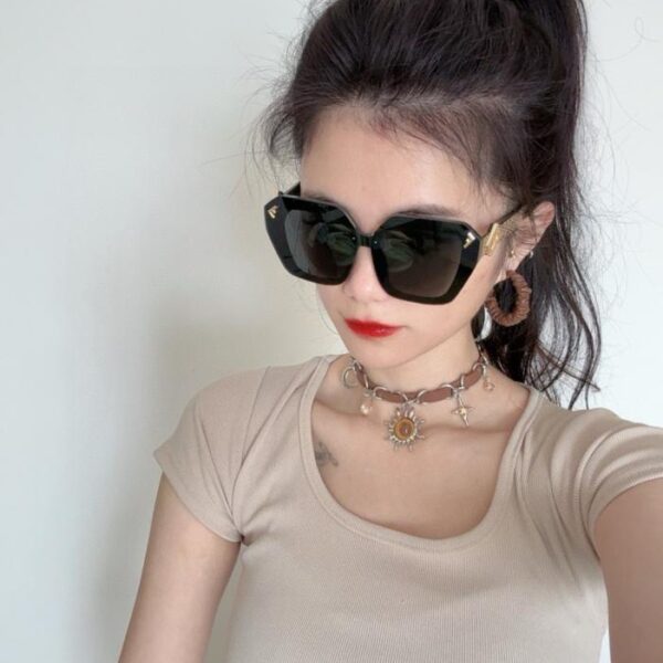 replica,repliche,fake,1:1,earrings,bracelet,ring,jewelry [Fendi] Occhiali da sole quadrati alla moda Occhiali da sole di alta qualità Occhiali da sole HD da donna