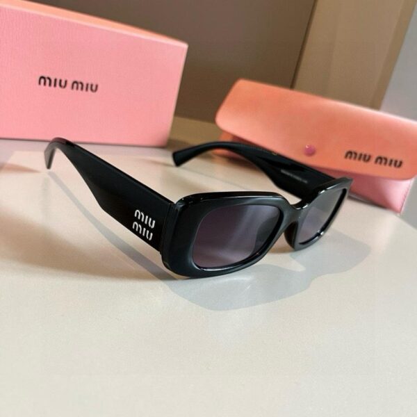 replica,repliche,fake,1:1,earrings,bracelet,ring,jewelry Occhiali da sole Miu Miu bianchi e neri con logo