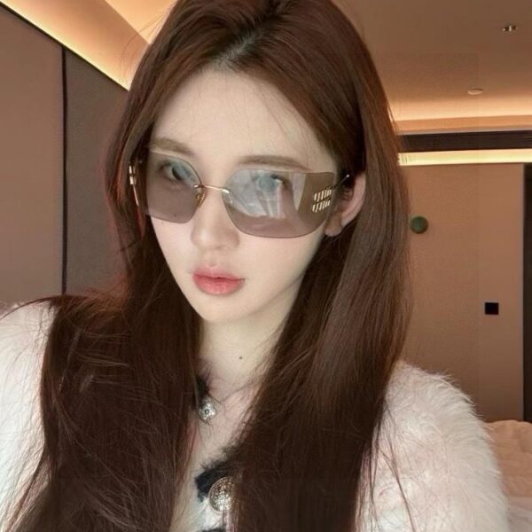 replica,repliche,fake,1:1,earrings,bracelet,ring,jewelry Occhiali da sole rigidi da donna MIUMIU