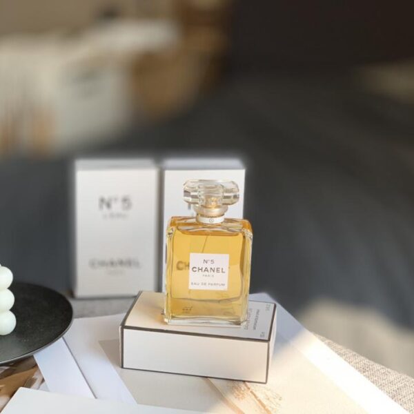 Chanel N. 5 versione di lusso low-key del profumo (0506)