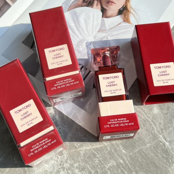 replica,repliche,fake,1:1,earrings,bracelet,ring,jewelry Tom Ford cade in un dolce amore con i fiori di ciliegio