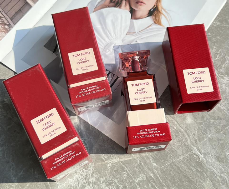 replica,repliche,fake,1:1,earrings,bracelet,ring,jewelry Tom Ford cade in un dolce amore con i fiori di ciliegio replica,repliche,fake,1:1,earrings,bracelet,ring,jewelry Tom Ford cade in un dolce amore con i fiori di ciliegio