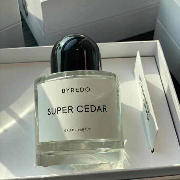 replica,repliche,fake,1:1,earrings,bracelet,ring,jewelry Super Cedar – Eau de Parfum della serie Age of Innocence