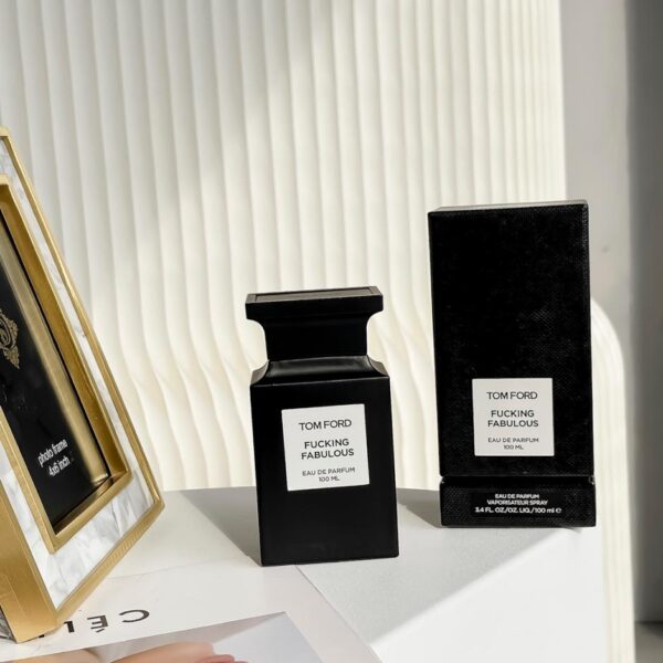 replica,repliche,fake,1:1,earrings,bracelet,ring,jewelry Bottiglia di profumo TOM FORD in edizione limitata nera satinata da 100 ml