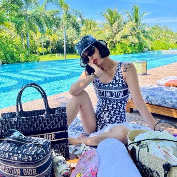 replica,repliche,fake,1:1,earrings,bracelet,ring,jewelry Il costume intero Dior snellisce la vita e allunga le gambe